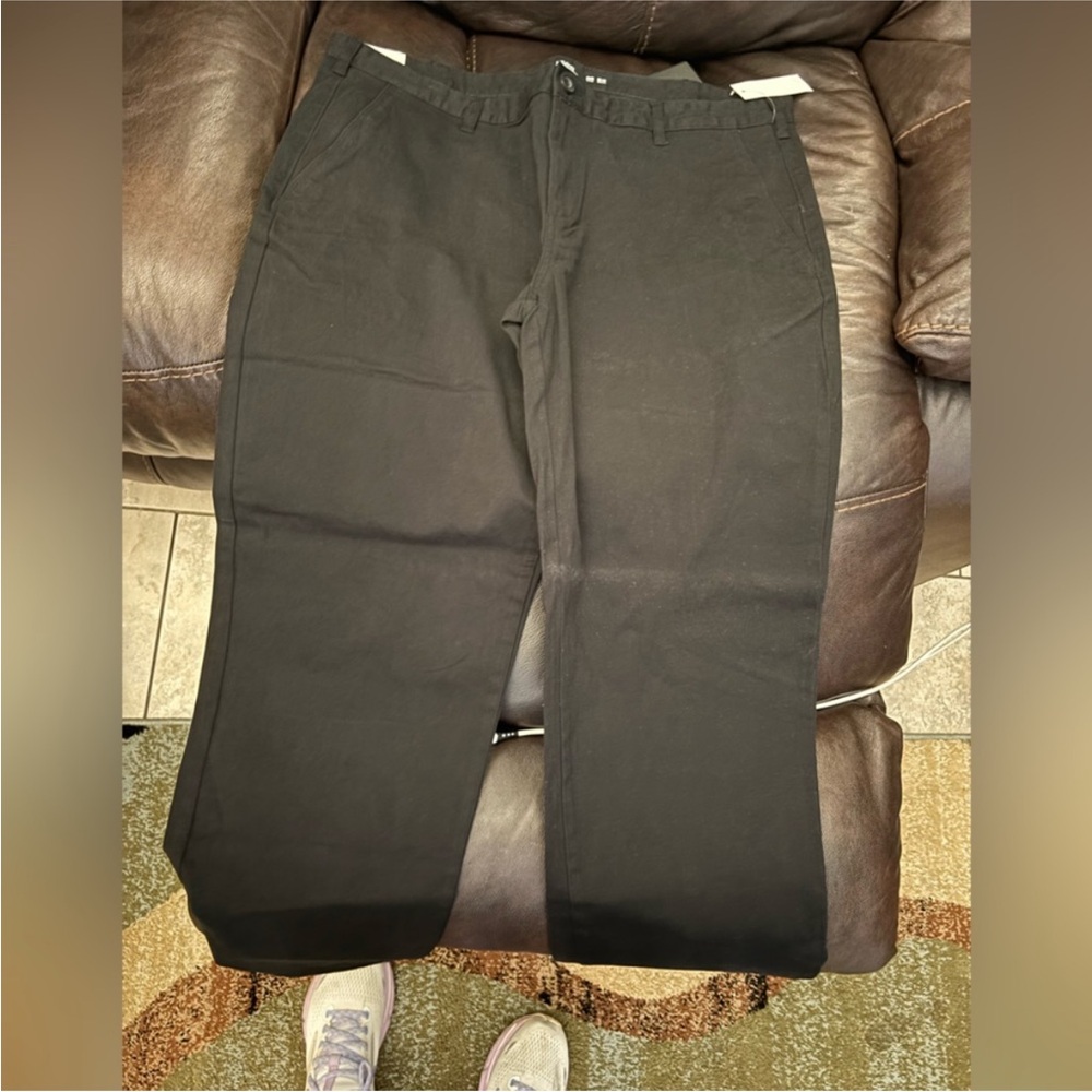 Izod Men's Black Straight-Leg Chino Pants